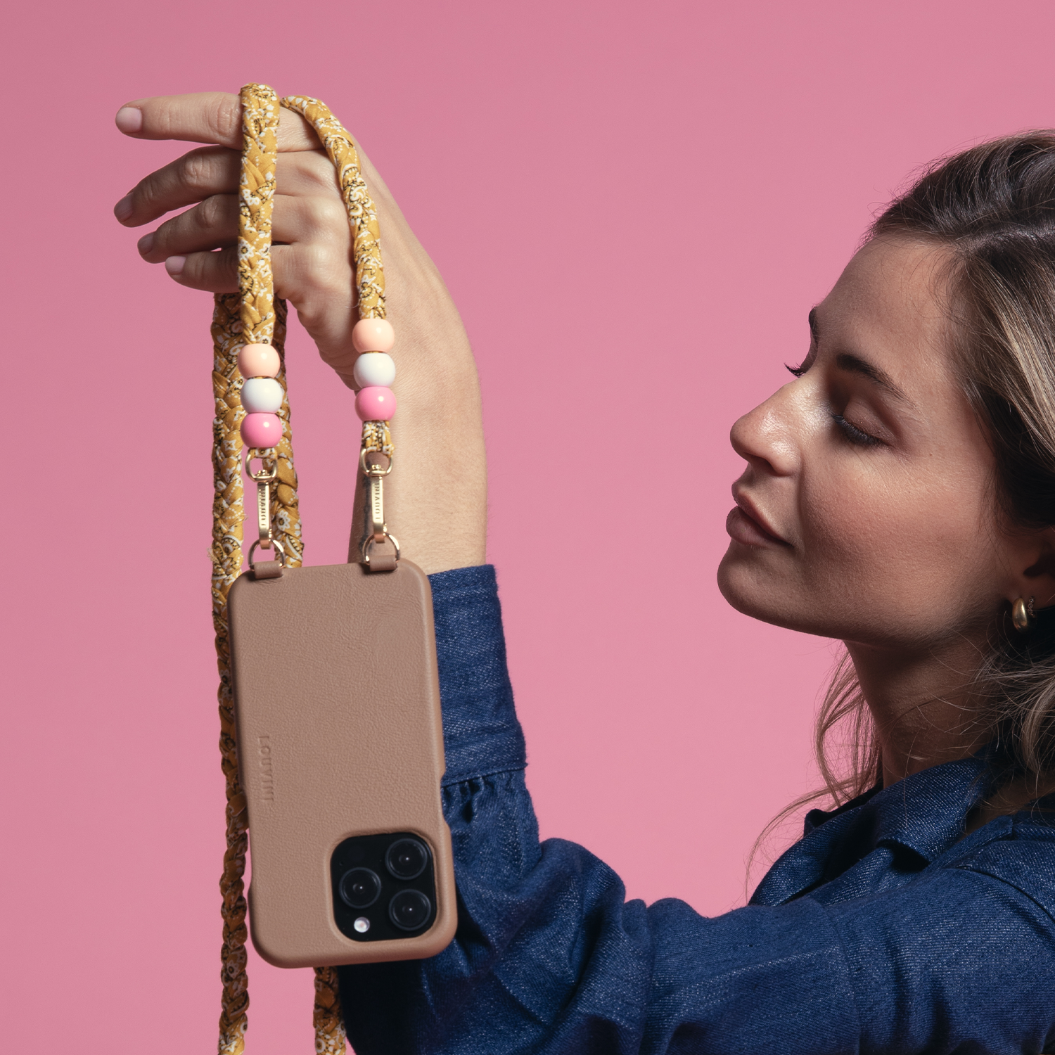 coque iphone en cuir beige camel avec magsafe intégré et bandoulière de téléphone cordon tressé jaune imprimé bandana