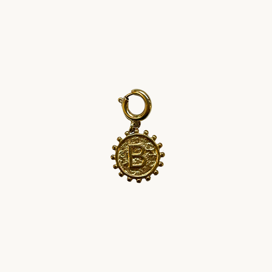 Charm soleil lettre dorée – Pendentif initiale élégant pour téléphone ou bijou