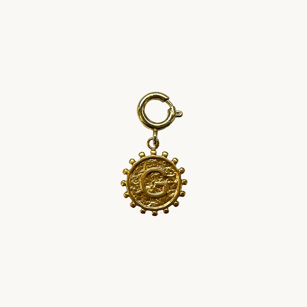 Charm soleil lettre dorée – Pendentif initiale élégant pour téléphone ou bijou