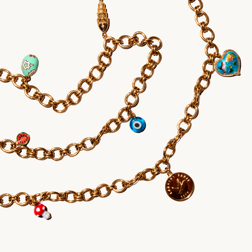 chaîne bandoulière de téléphone en maillons dorés avec charms