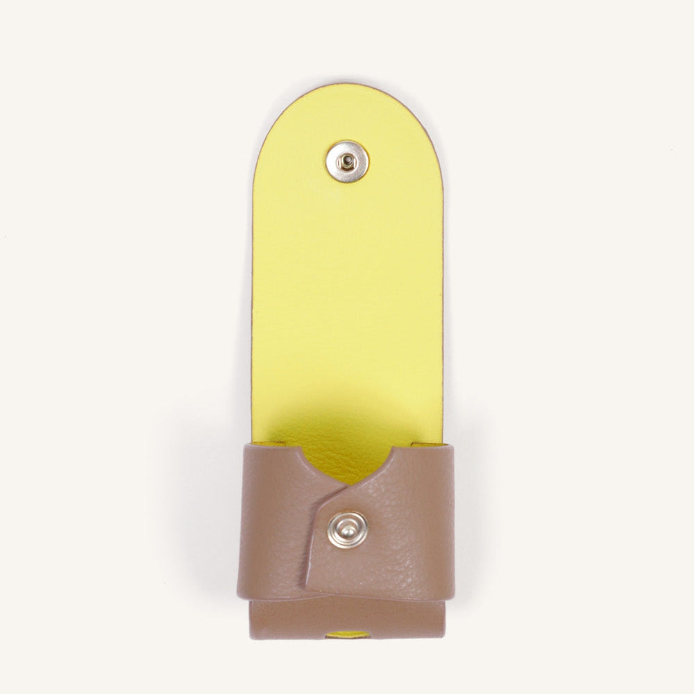 Étui AirPods camel design moderne et protection résistante