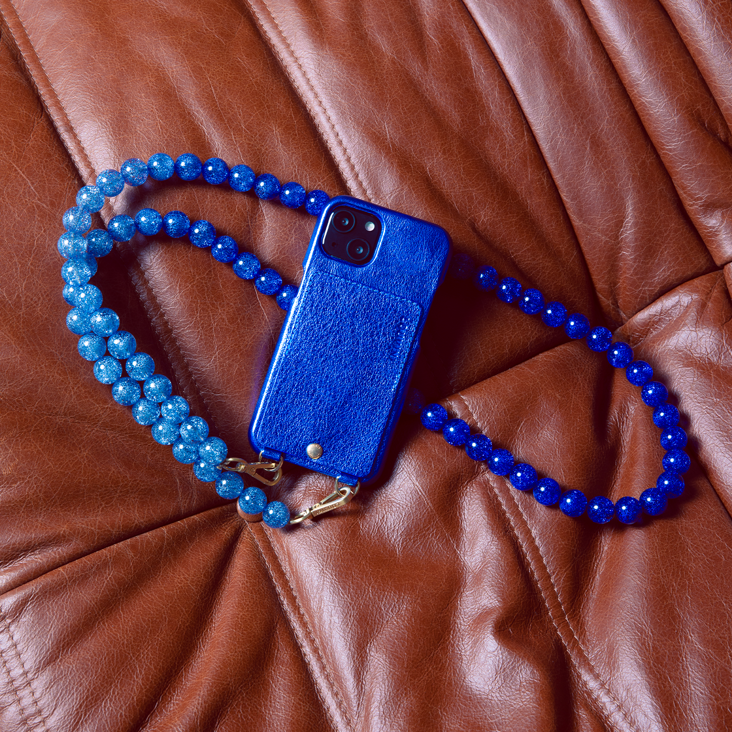 ensemble coque iPhone étui en cuir bleu métallisé avec chaîne bleu