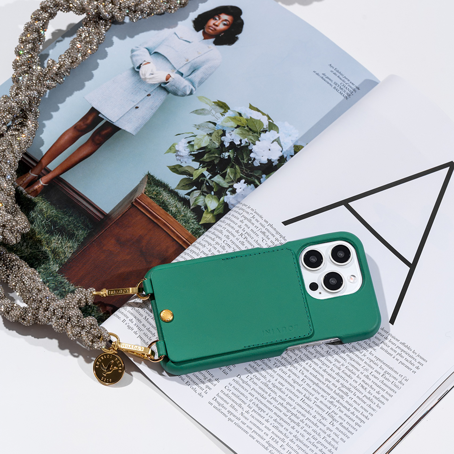 coque iphone en cuir vert émeraude et cordon bandoulière de téléphone à strass