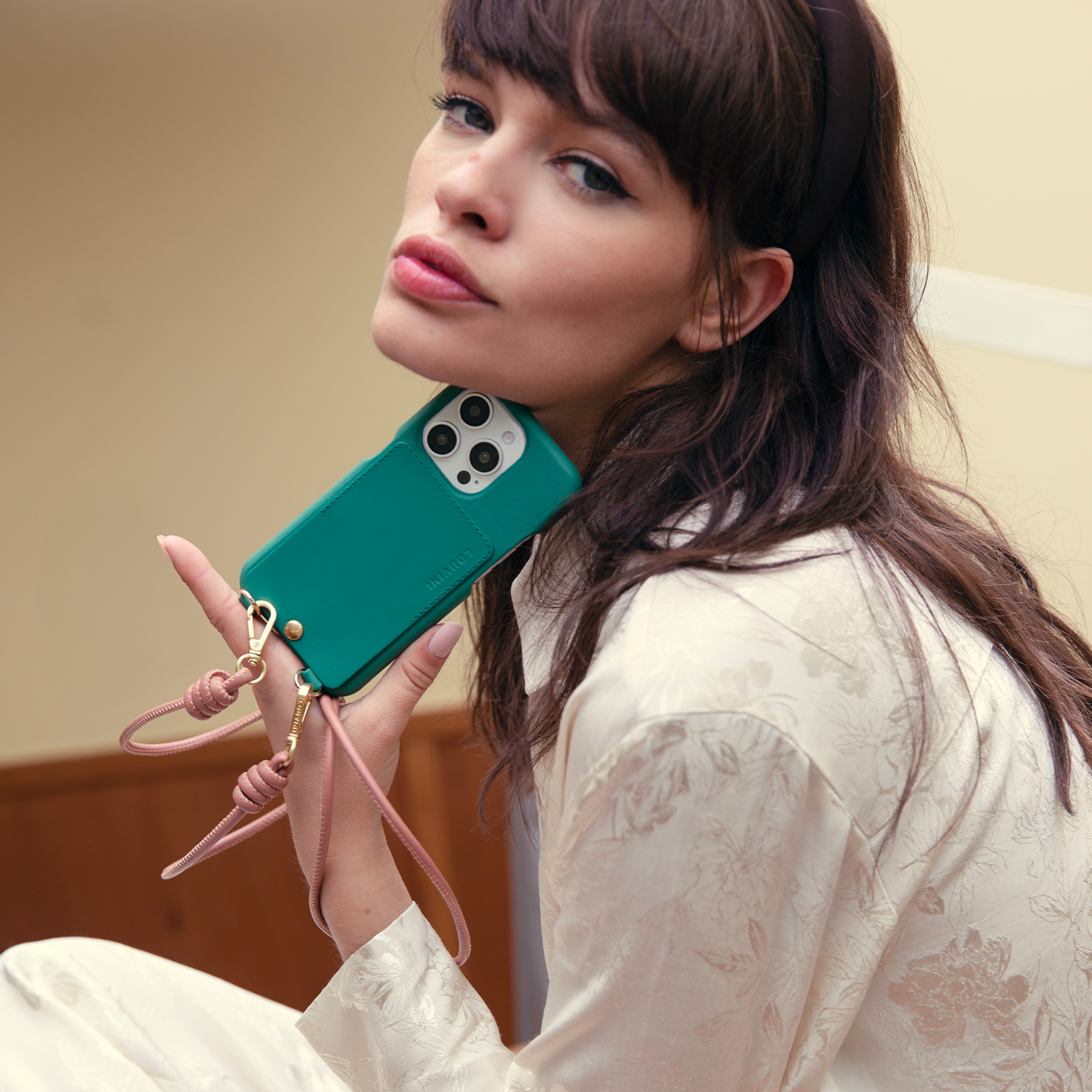 Coque iPhone cuir porte carte avec anneaux LOU - Emeraude