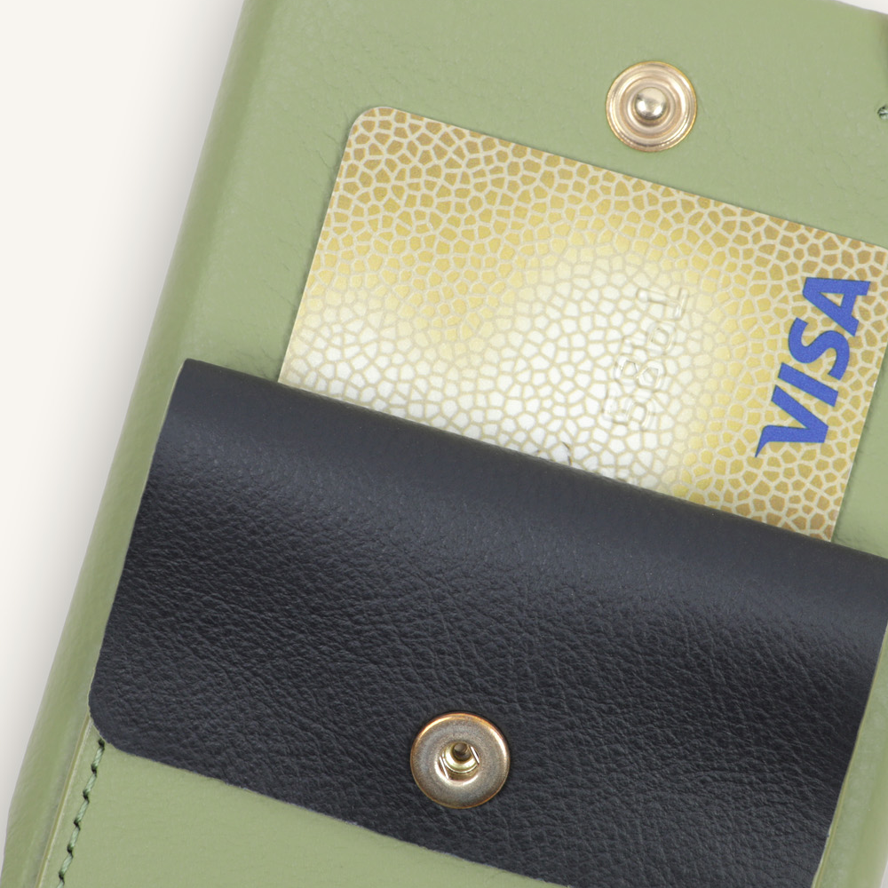 Coque iPhone cuir porte carte avec anneaux LOU - Kaki