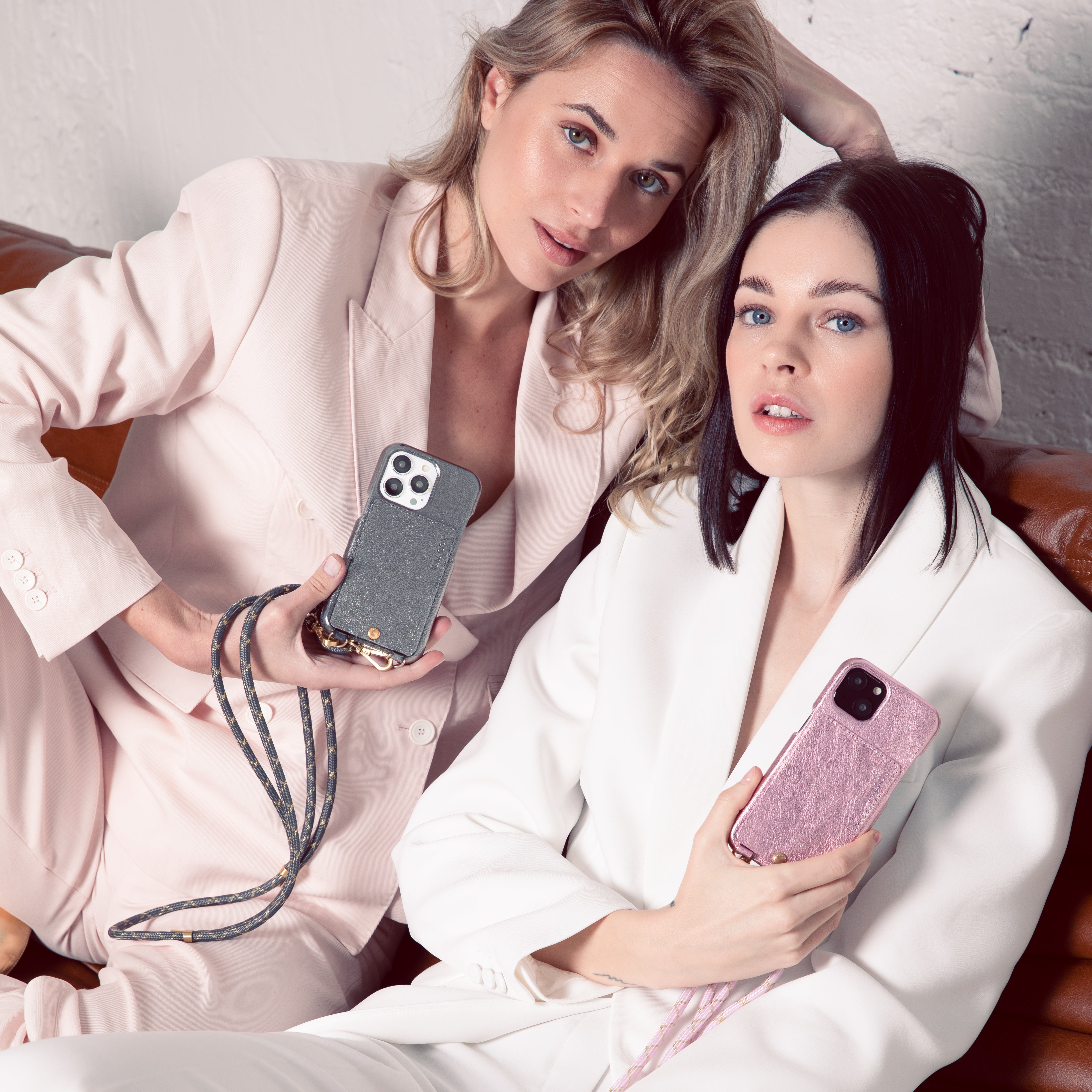 Coque iPhone LOU Anthracite Métallisé & cordon TESSA Gris-Doré
