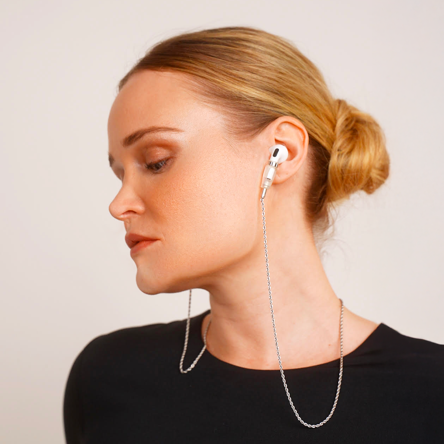 Chaîne dorée pour AirPods avec finitions argentés