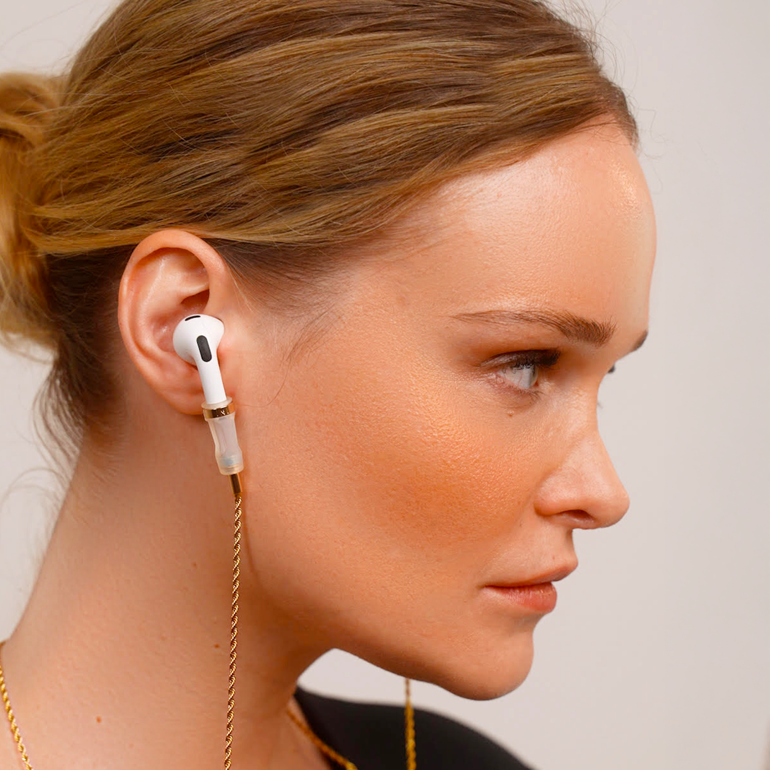 Chaîne dorée pour AirPods avec finitions dorés