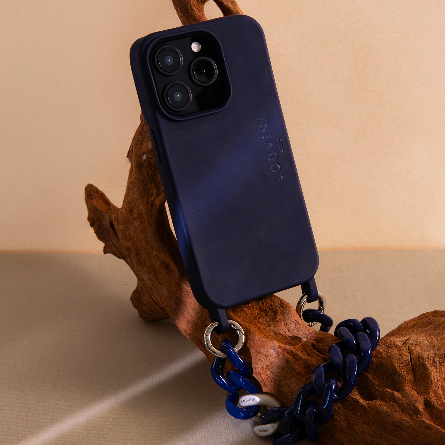 coque iphone bleu marine avec anneaux et bracelet de téléphone chaine