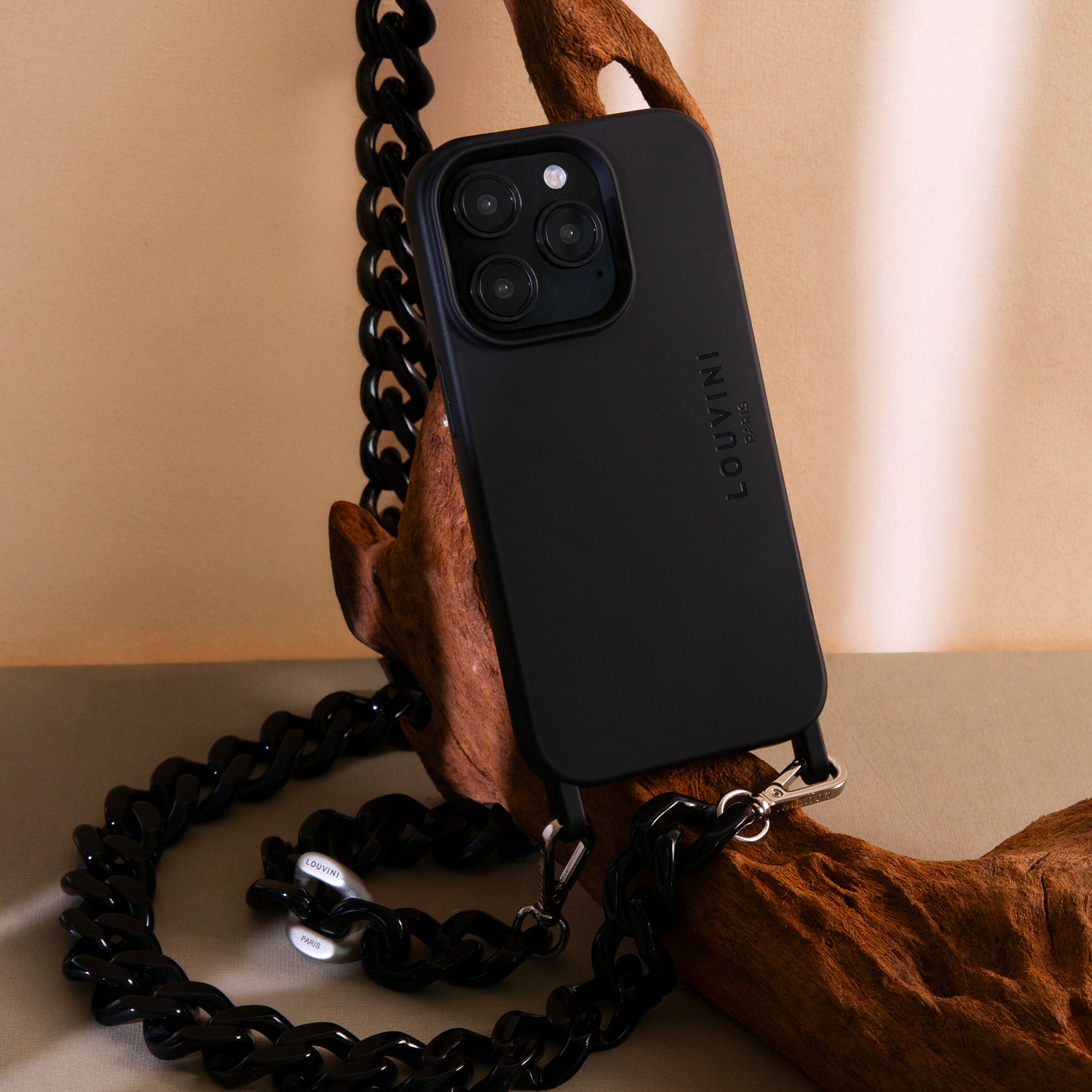 coque iphone noir avec chaine bandoulière à maillons noir détails argentés