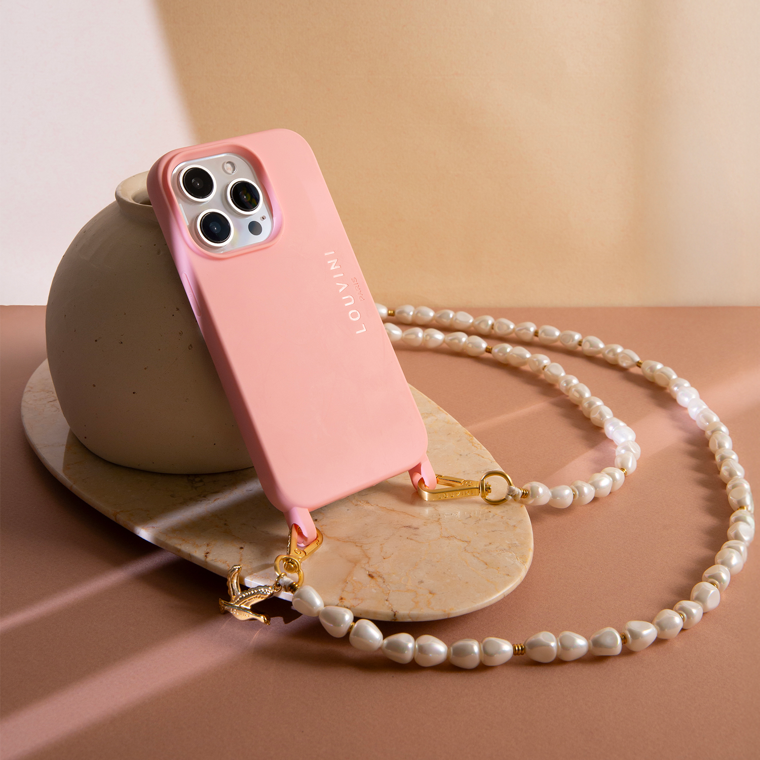 chaine bandoulière de téléphone à perles blanches avec coque iphone rose pale