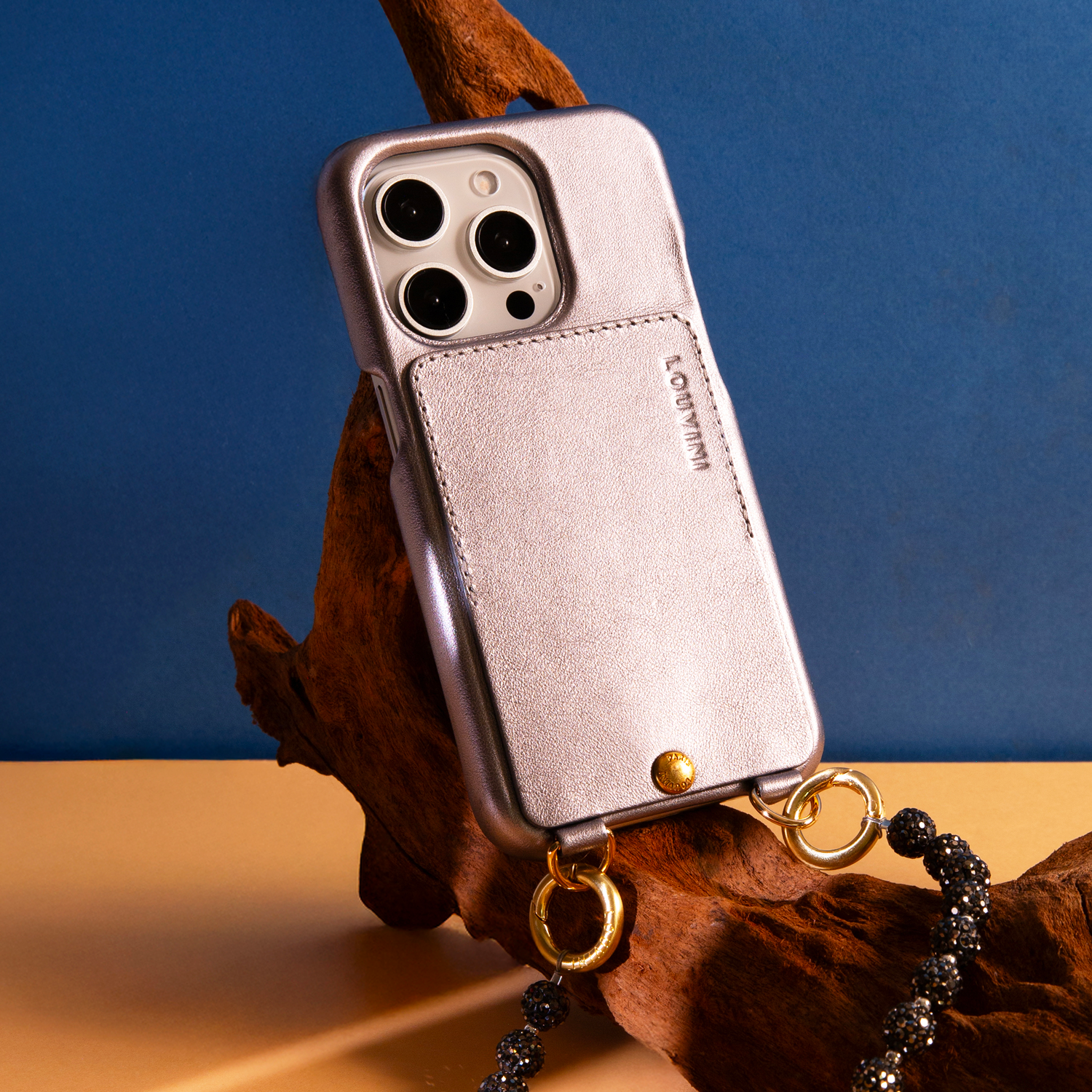 coque iphone en cuir gris anthracite métallisé avec porte carte et bracelet de téléphone à strass