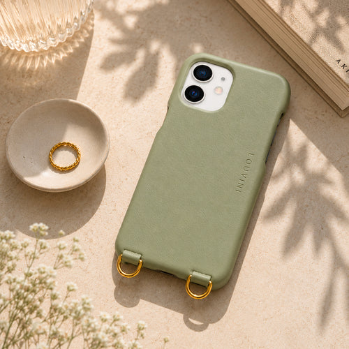 coque iphone 12 mini en cuir vert kaki avec anneaux dorés