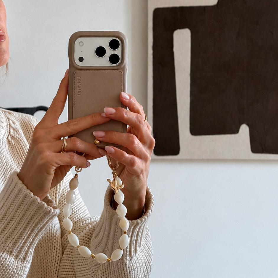 coque iphone en cuir beige taupe et bracelet de téléphone à perles beige écru