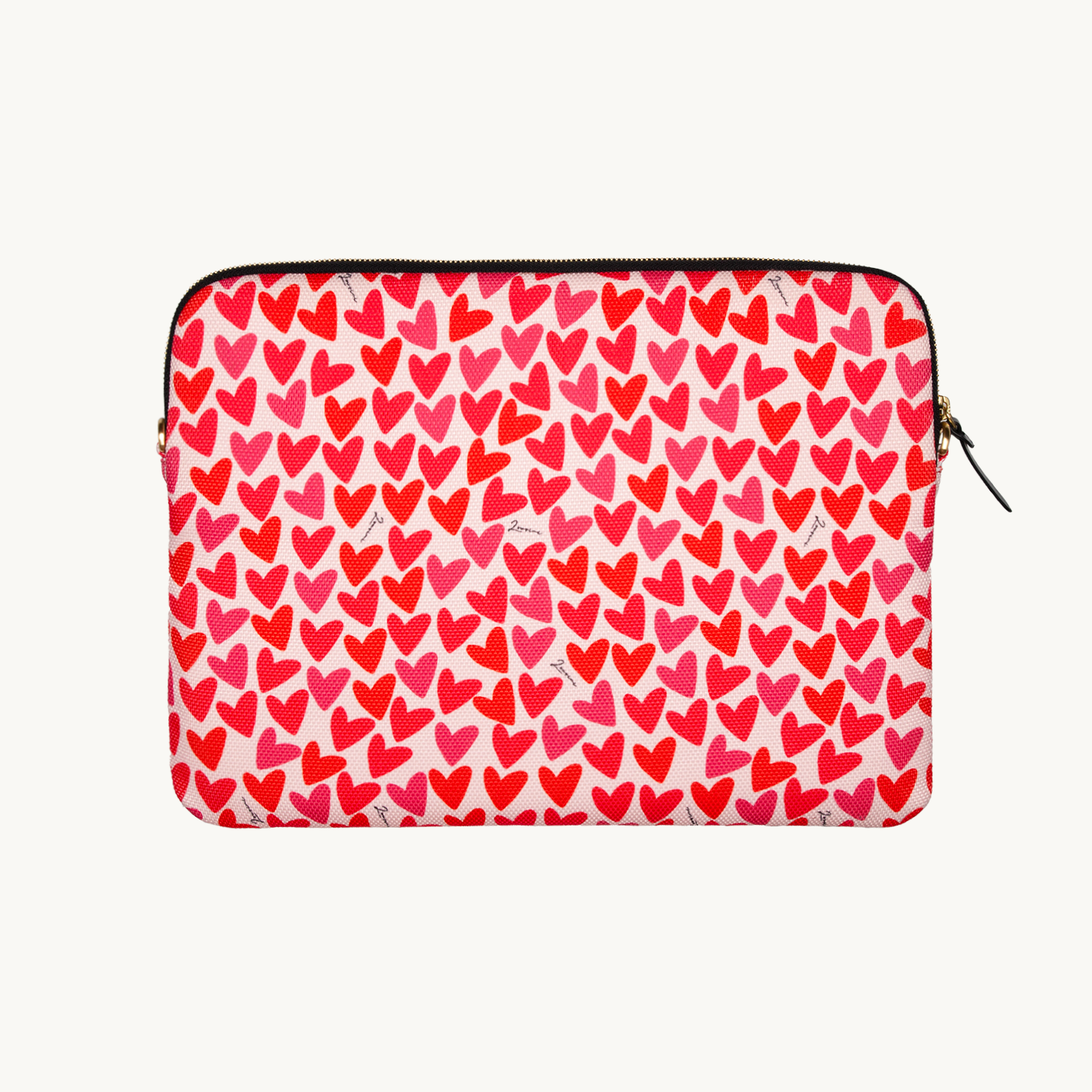 Pochette en tissu motif cœurs rouges avec détail en cuir noir, accessoire élégant et pratique