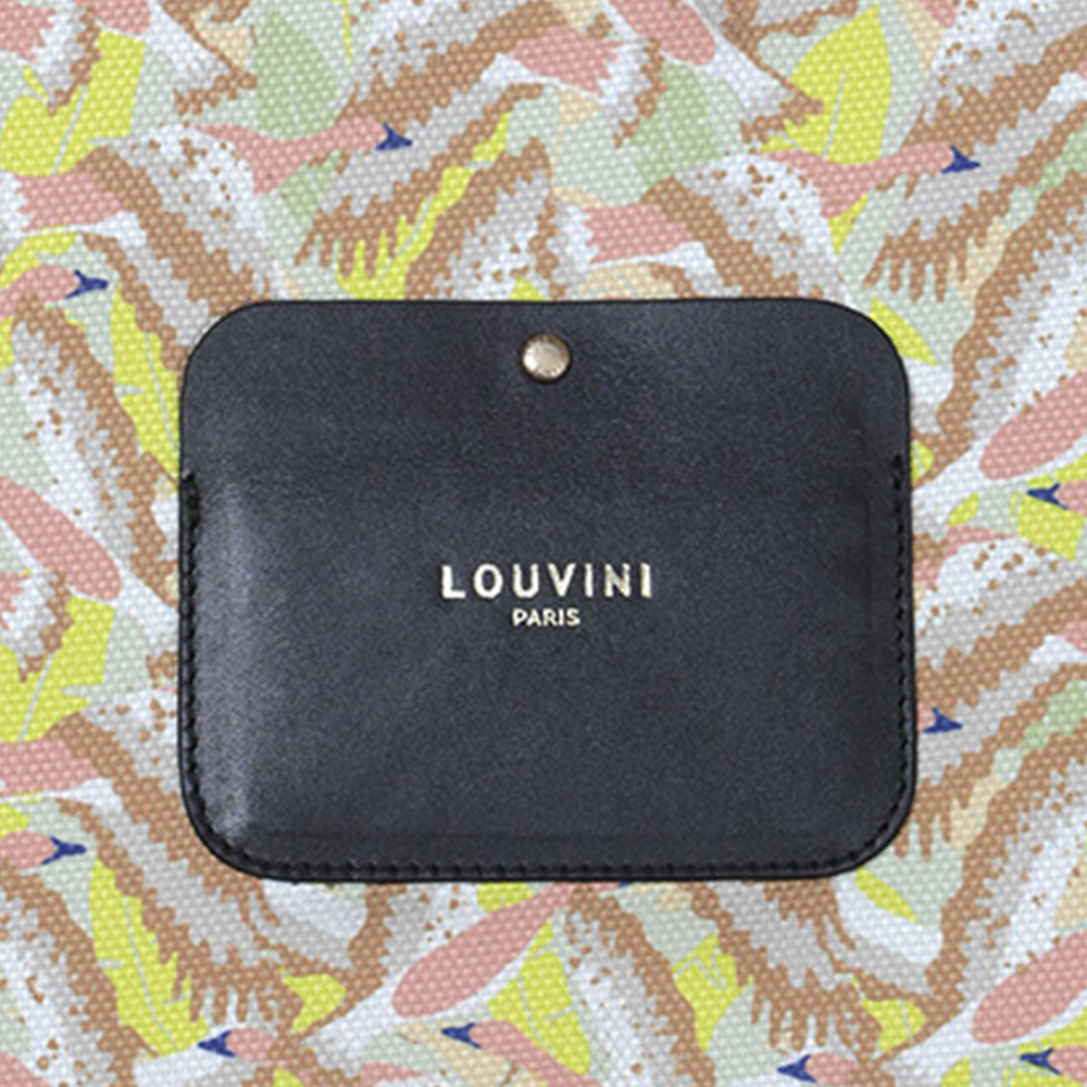 Pochette en tissu imprimé oiseaux jaune avec détail en cuir noir, accessoire élégant et pratique