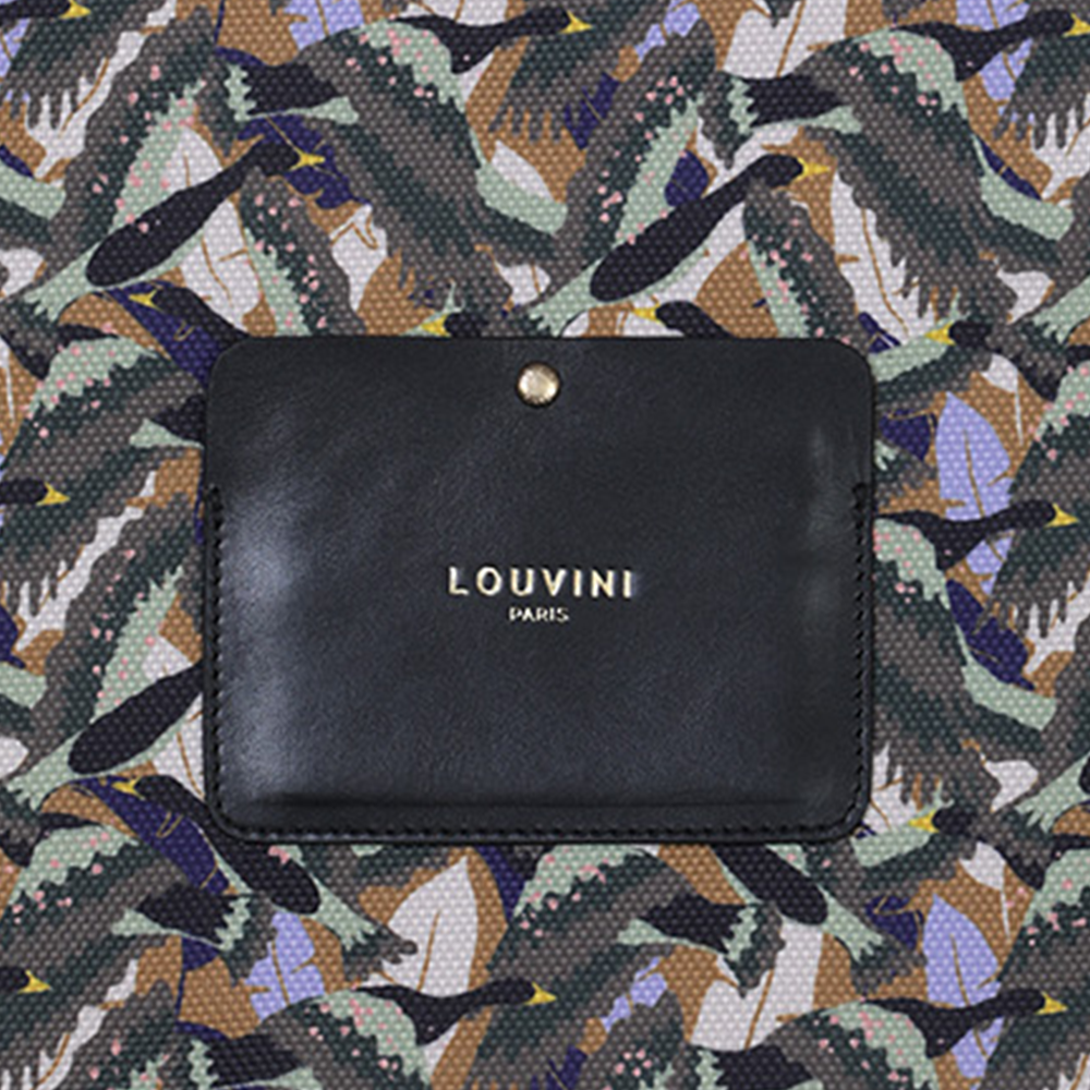Pochette en tissu imprimé oiseaux kaki avec détail en cuir noir, accessoire élégant et pratique