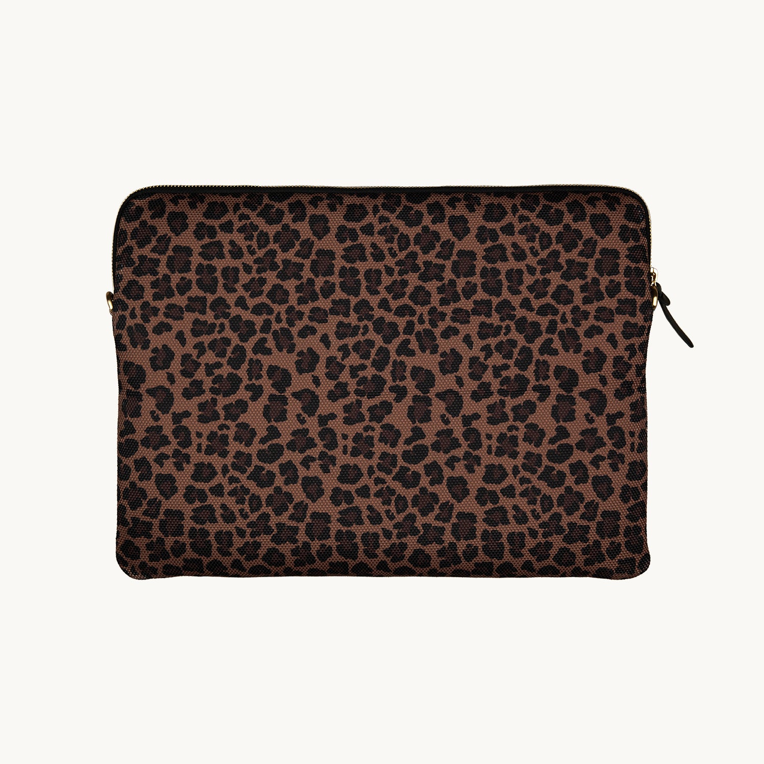 Pochette en tissu imprimé léopard avec détail en cuir noir, accessoire élégant et pratique