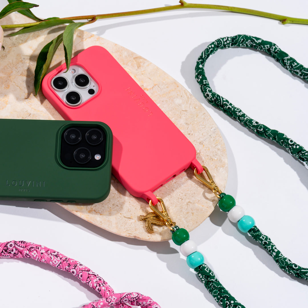 coque iphone rose et cordon de téléphone tressé en coton bandana vert