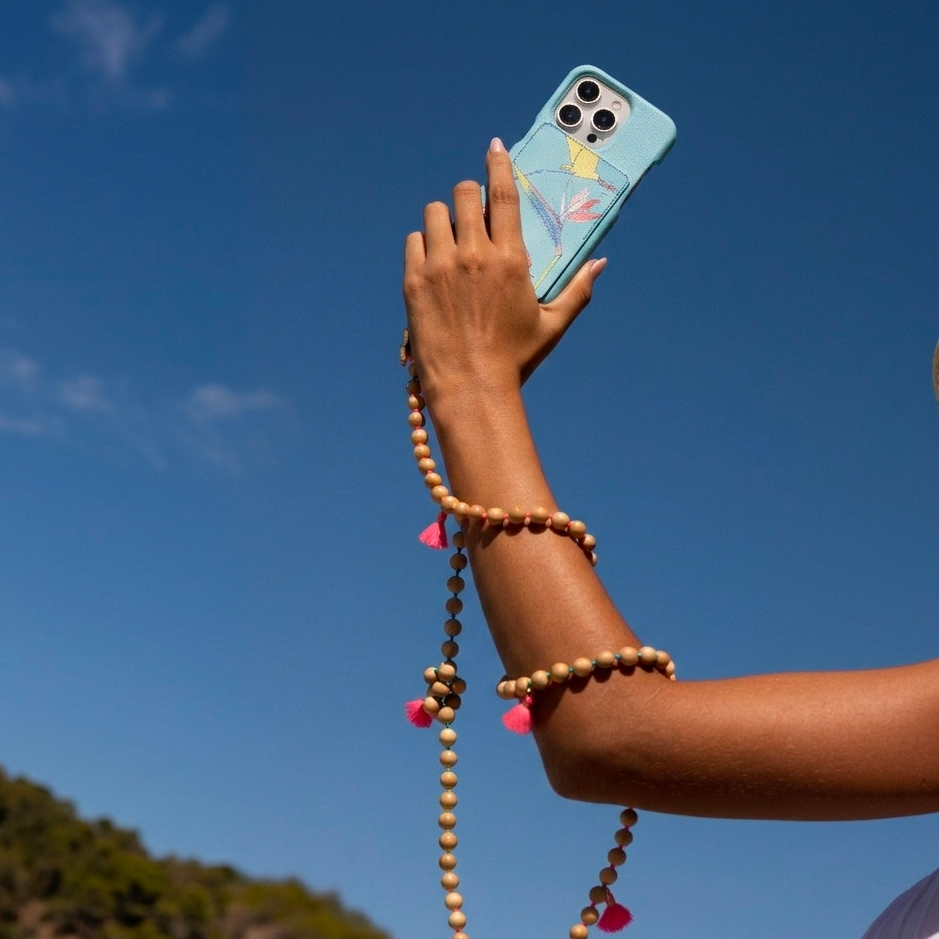 coque en cuir lou jardim turquoise et bandoulière de téléphone à perles de bois