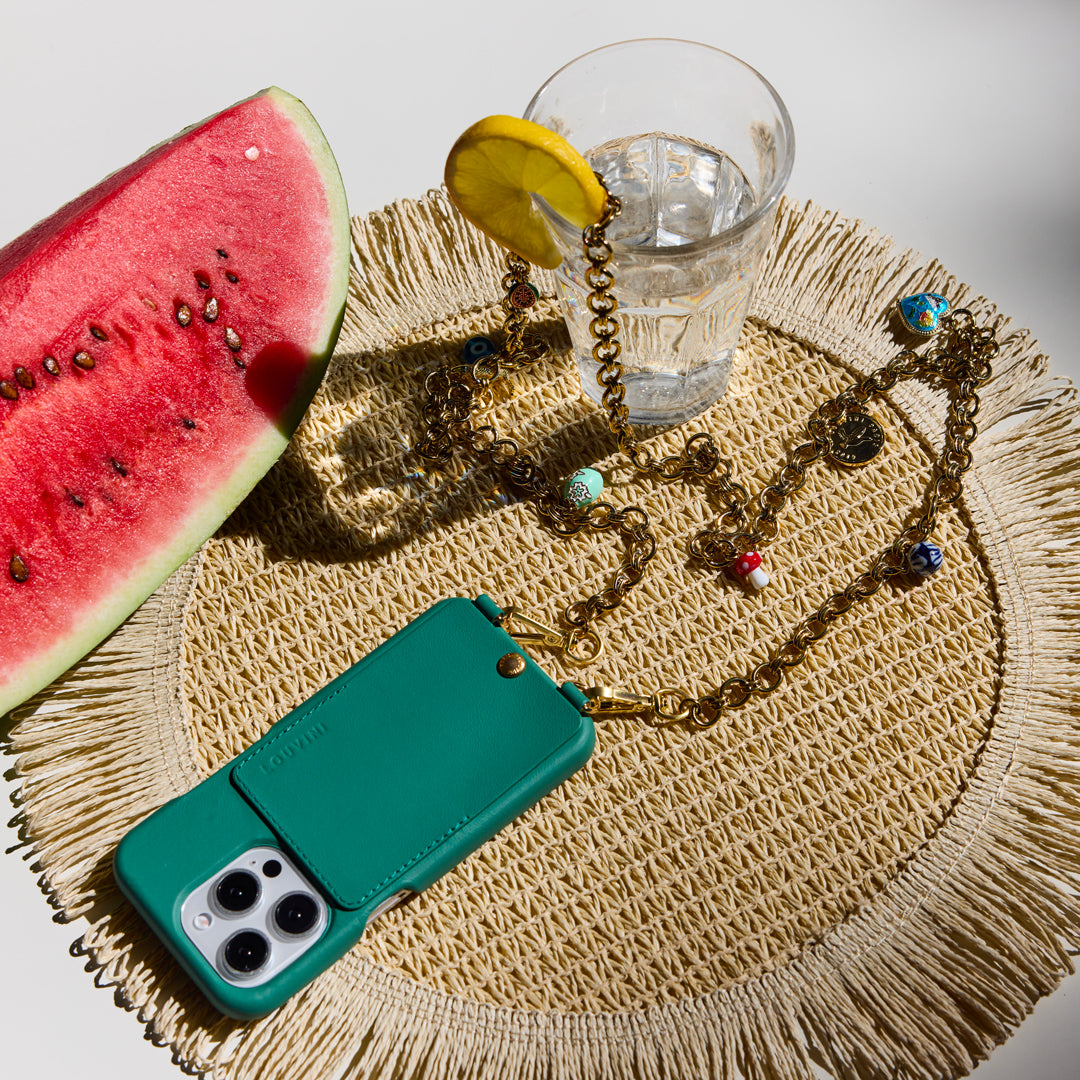 coque iphone en cuir vert emeraude avec porte carte intégré et chaine de téléphone à charms dorée