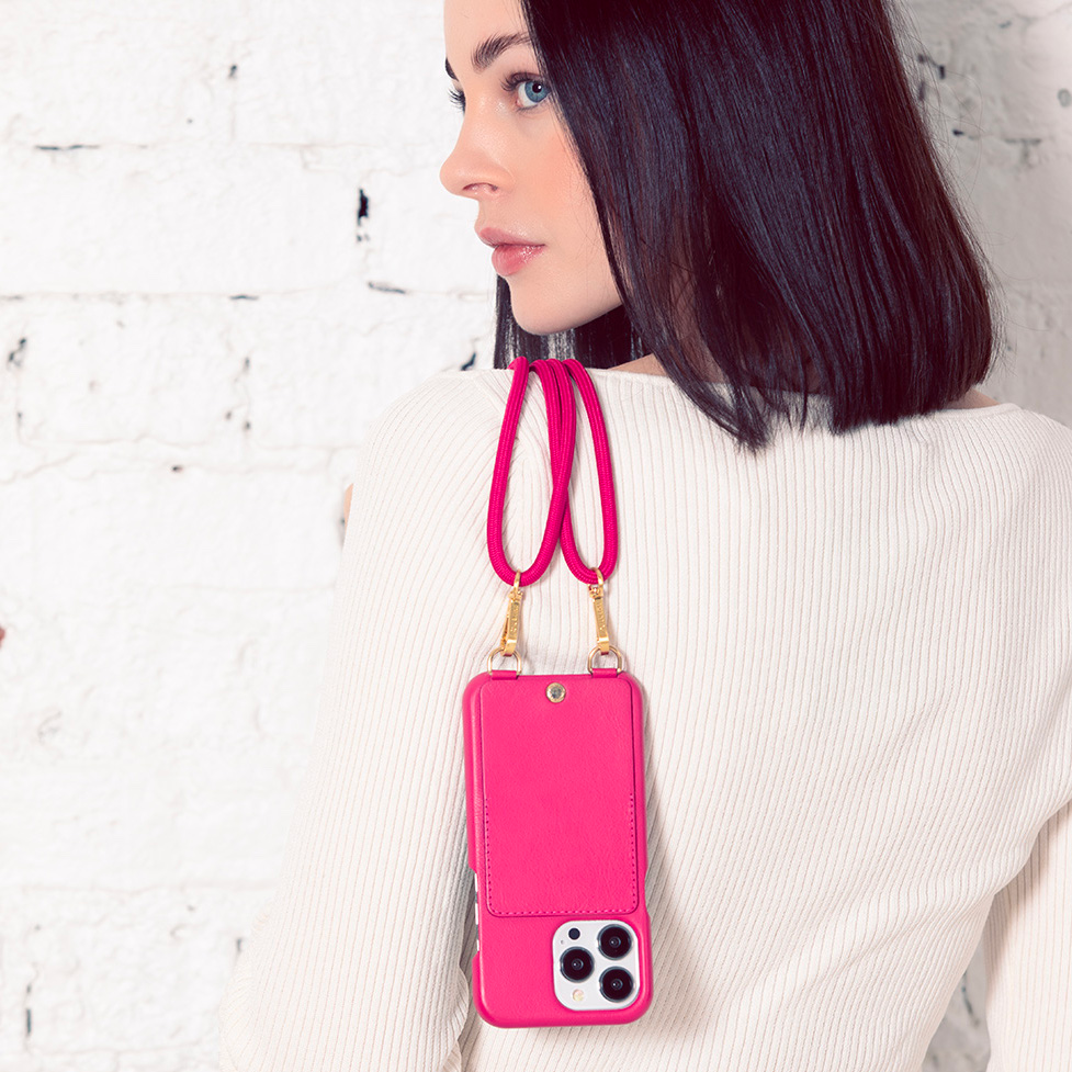 coque iphone en cuir rose fuchsia et cordon réglable bandoulière de téléphone