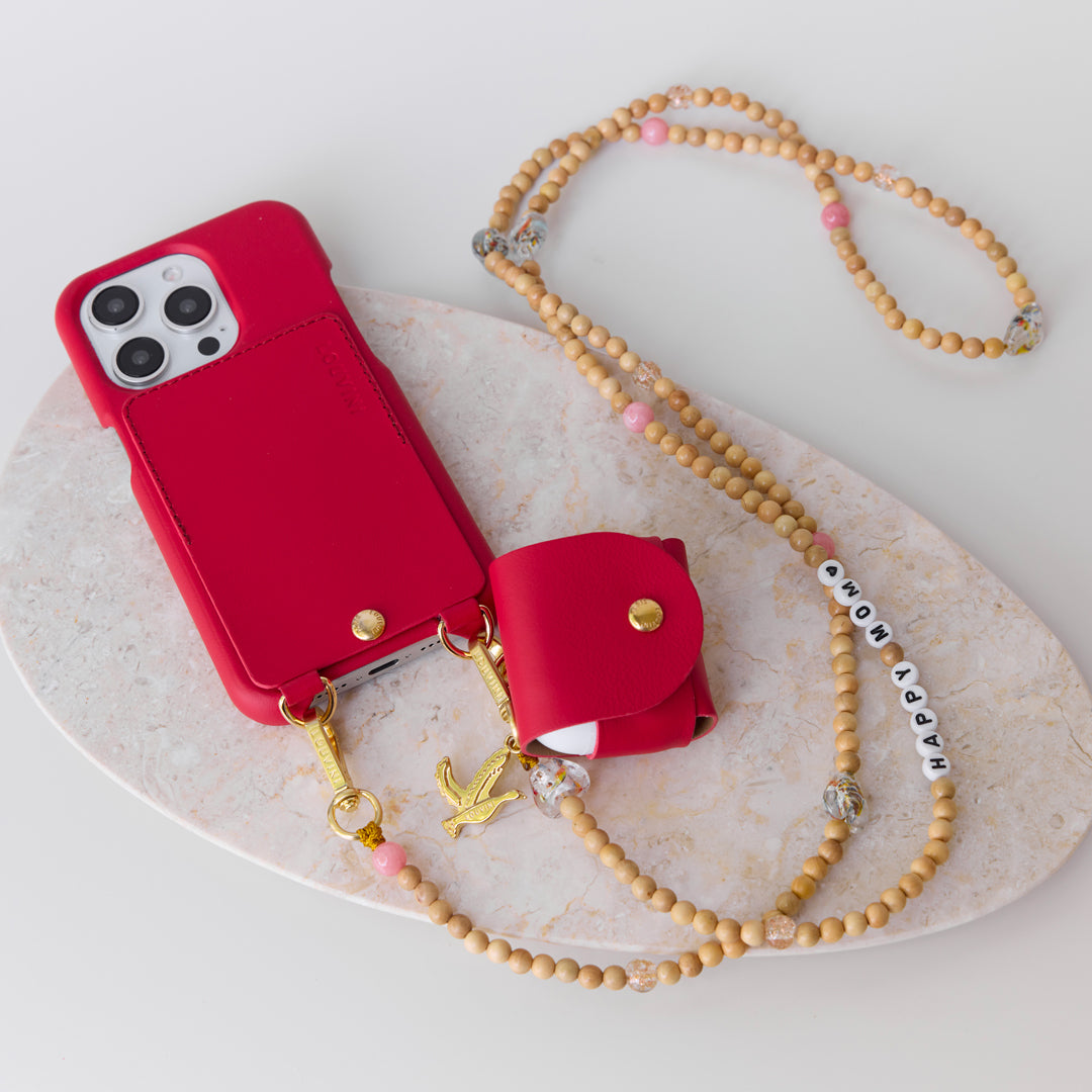 coque iphone cuir rouge avec porte carte intégré, étui airpods cuir rouge et cordon de téléphone à perles de bois happy mom