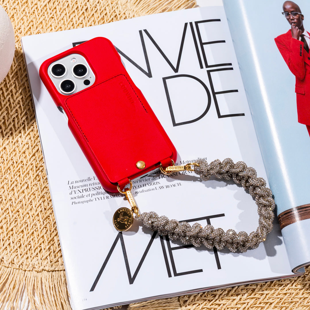 coque iphone en cuir rouge et bracelet de téléphone à strass argenté