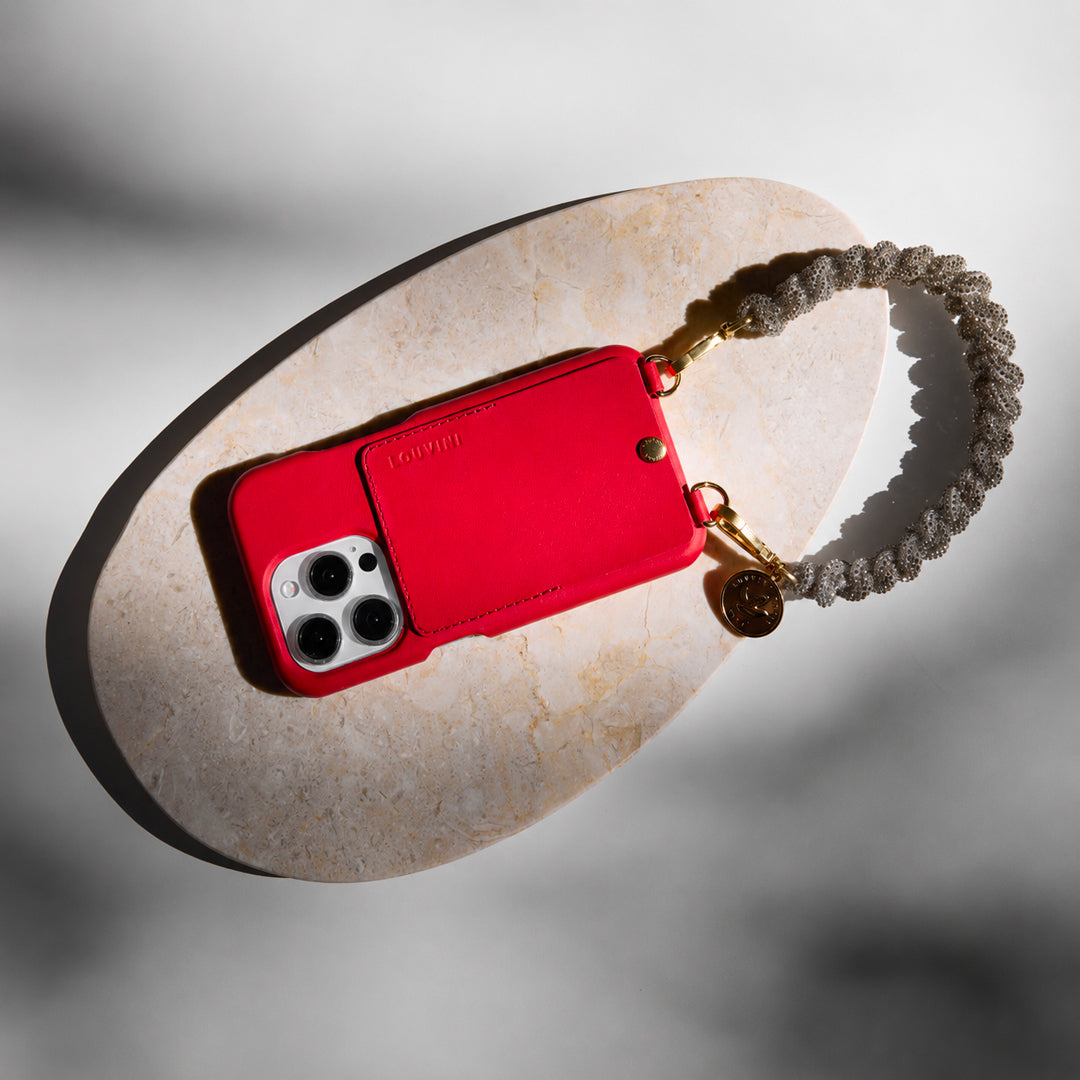 coque iphone en cuir rouge avec porte carte et bracelet tressé à strass argenté