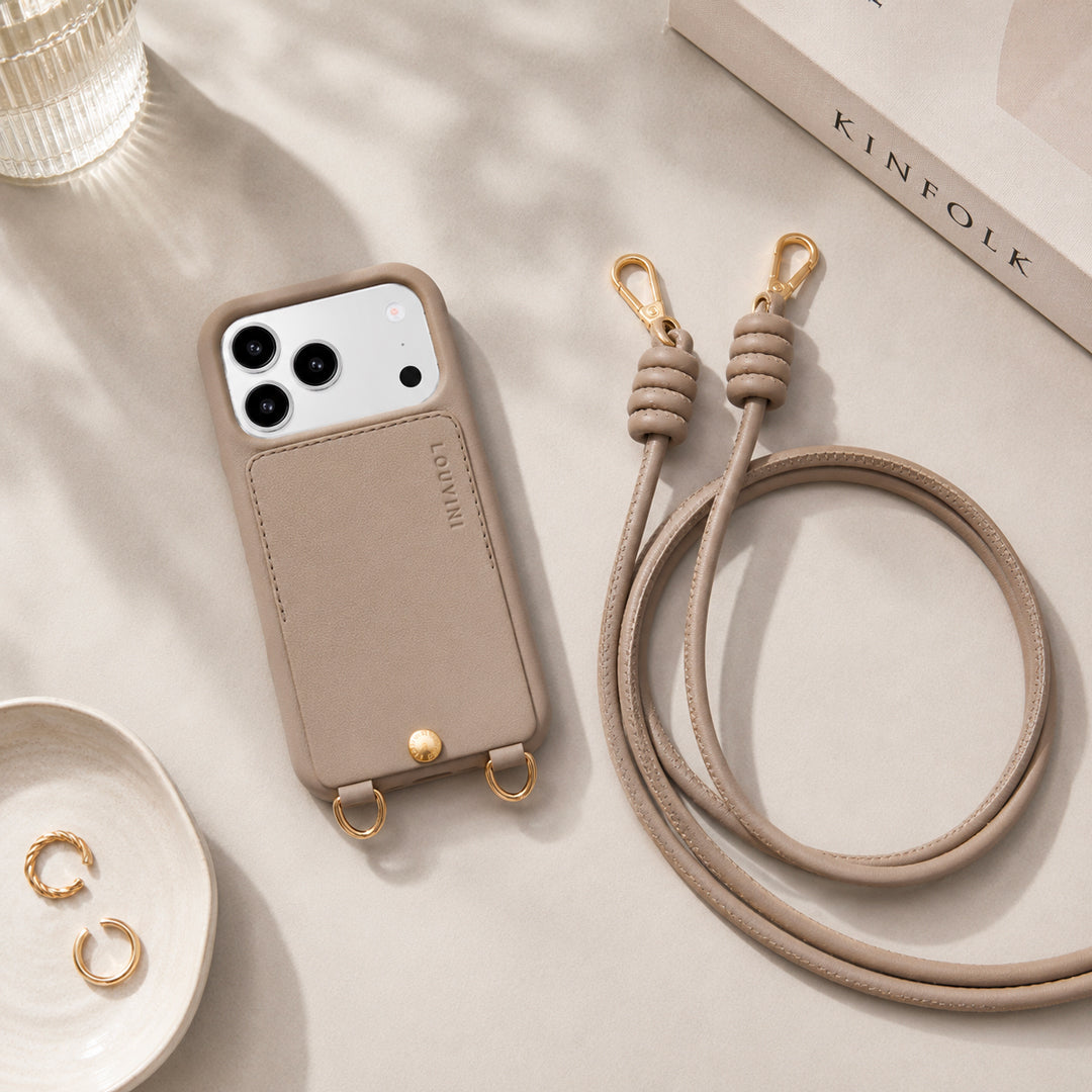 coque iphone en cuir beige taupe et cordon de téléphone assorti