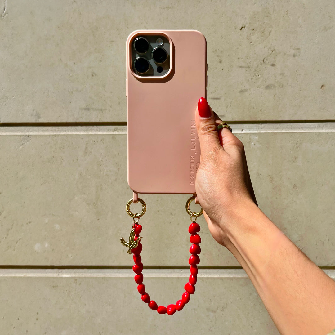 coque iphone louvini des petits hauts rose et bracelet de téléphone à perles petits coeurs rouge