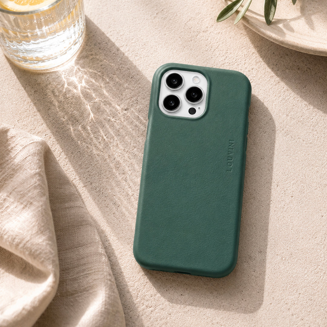 coque iphone en cuir vert emeraude avec magsafe et anneaux intégrés