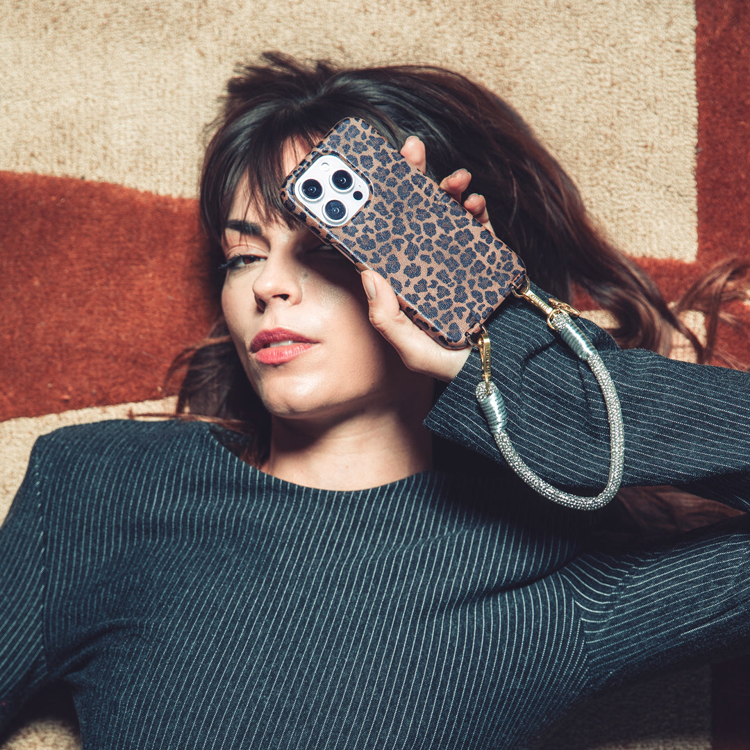coque iphone en cuir imprimé léopard ave bracelet de téléphone à strass argenté