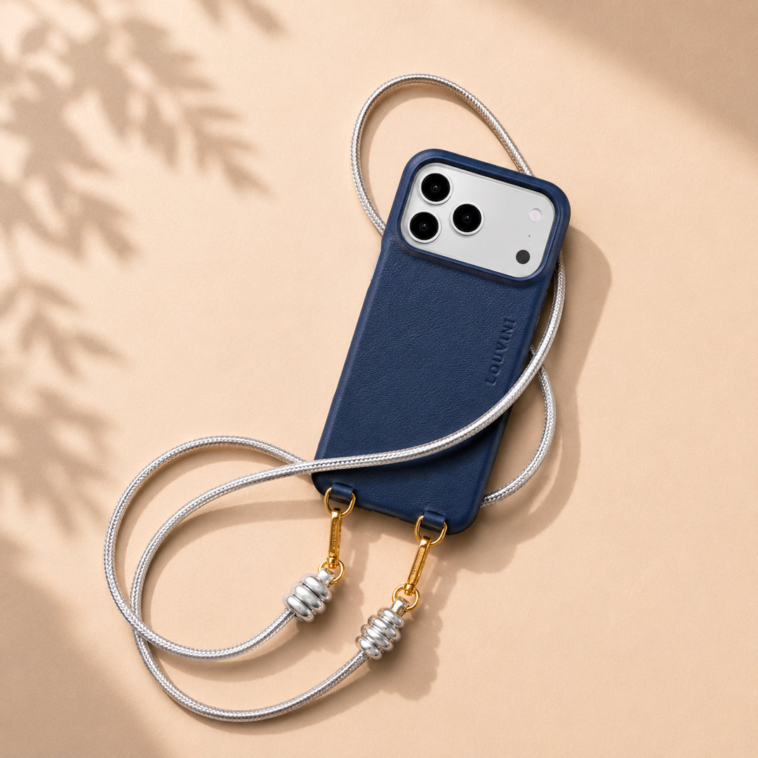 coque iphone en cuir bleu marine avec magsafe intégré et anneaux avec cordon bandoulière de téléphone en cuir argenté