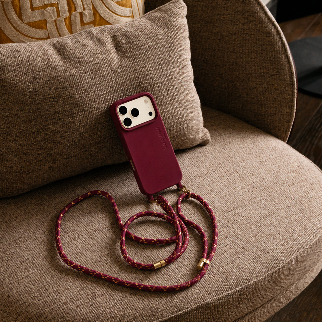 coque iphone magsafe bordeaux avec anneaux et cordon bandoulière de téléphone ajustable bordeaux dorée