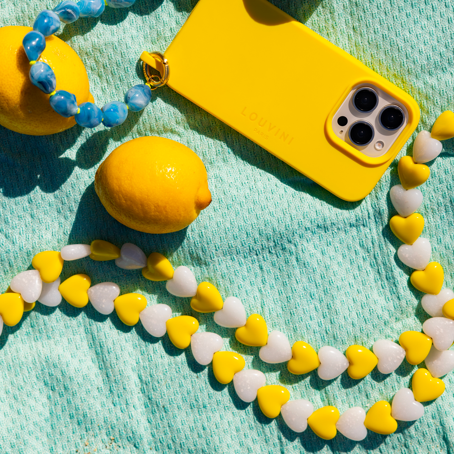 coque iphone jaune et bandoulière à perles coeurs blanc et jaune