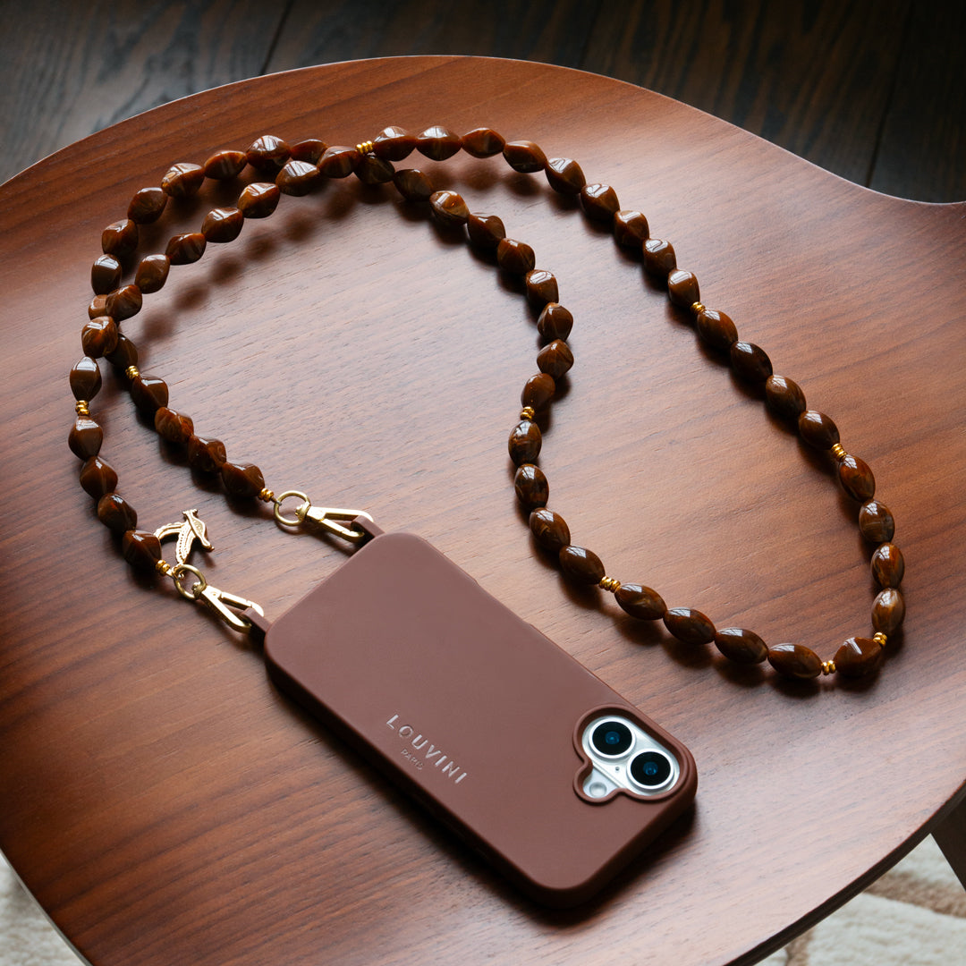 coque iphone marron avec magsafe intégré et bandoulière de téléphone à perles marron