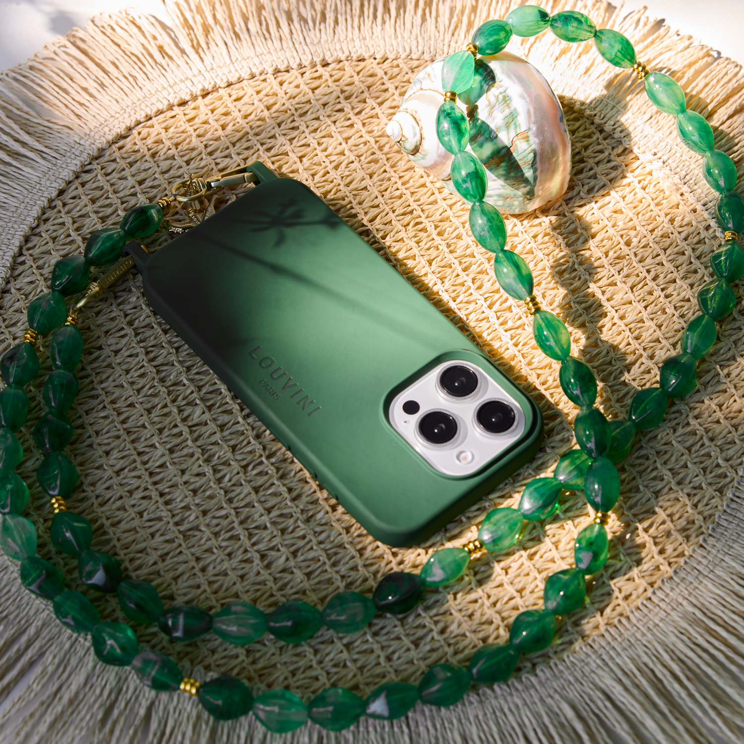 chaine bandouliere de telephone à perles vertes et coque iphone à anneaux