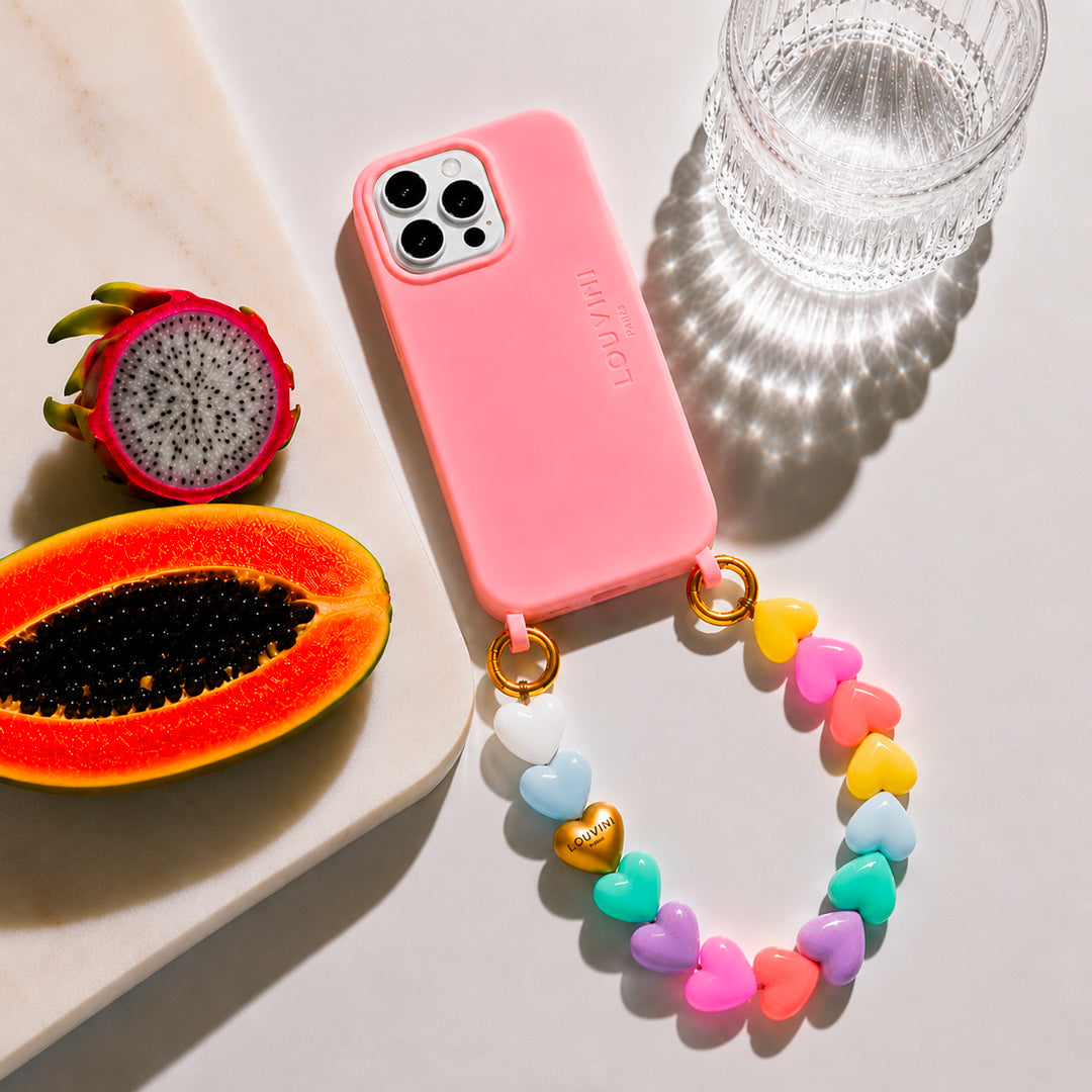 coque iphone rose et bracelet de téléphone à perles coeurs pastel multicolore