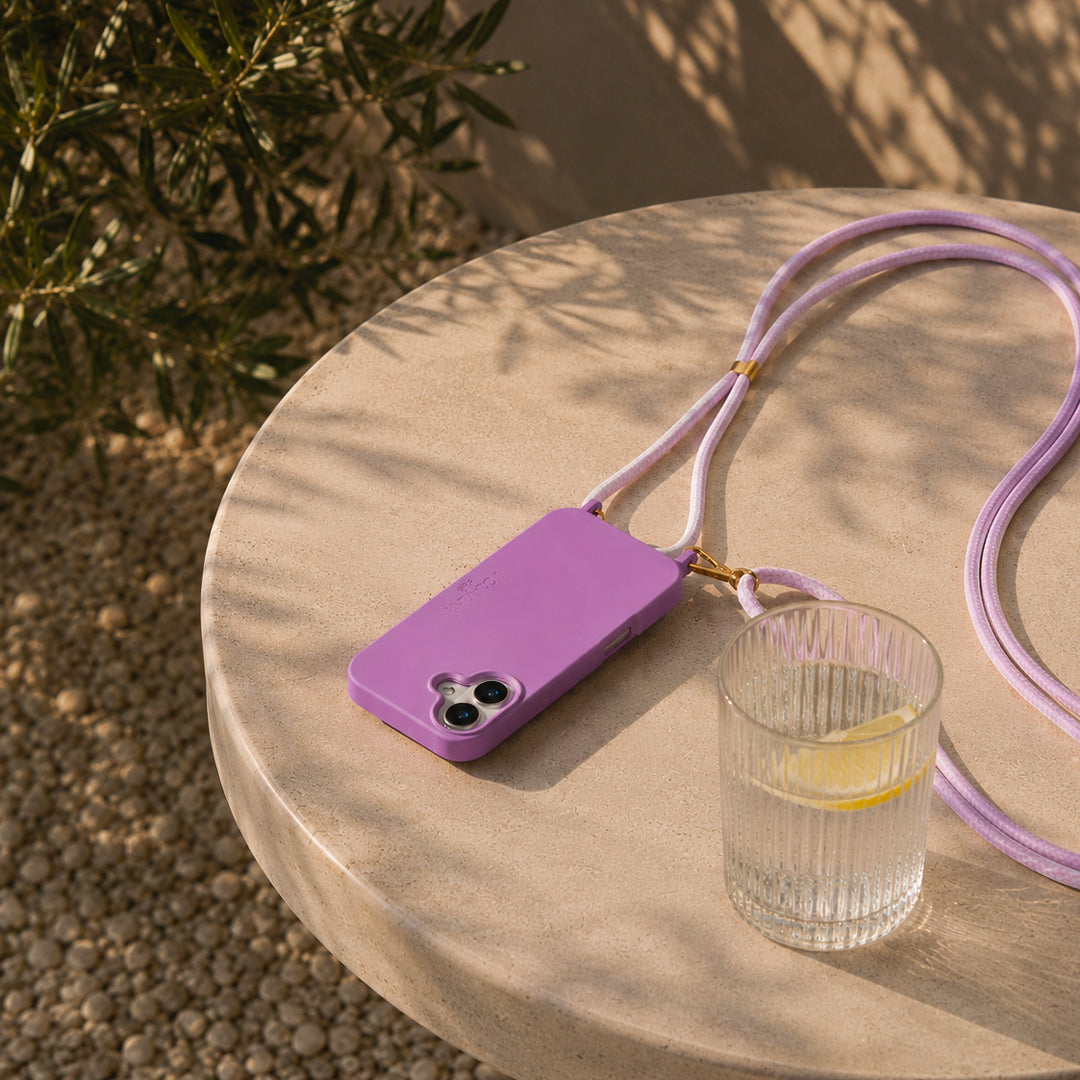 coque iphone violet magsafe et cordon bandoulière de téléphone rose violet