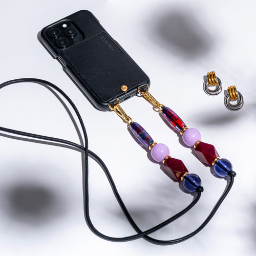 coque iphone en cuir noir avc cordon bandoulière bijou de téléphone en cuir et perles violettes