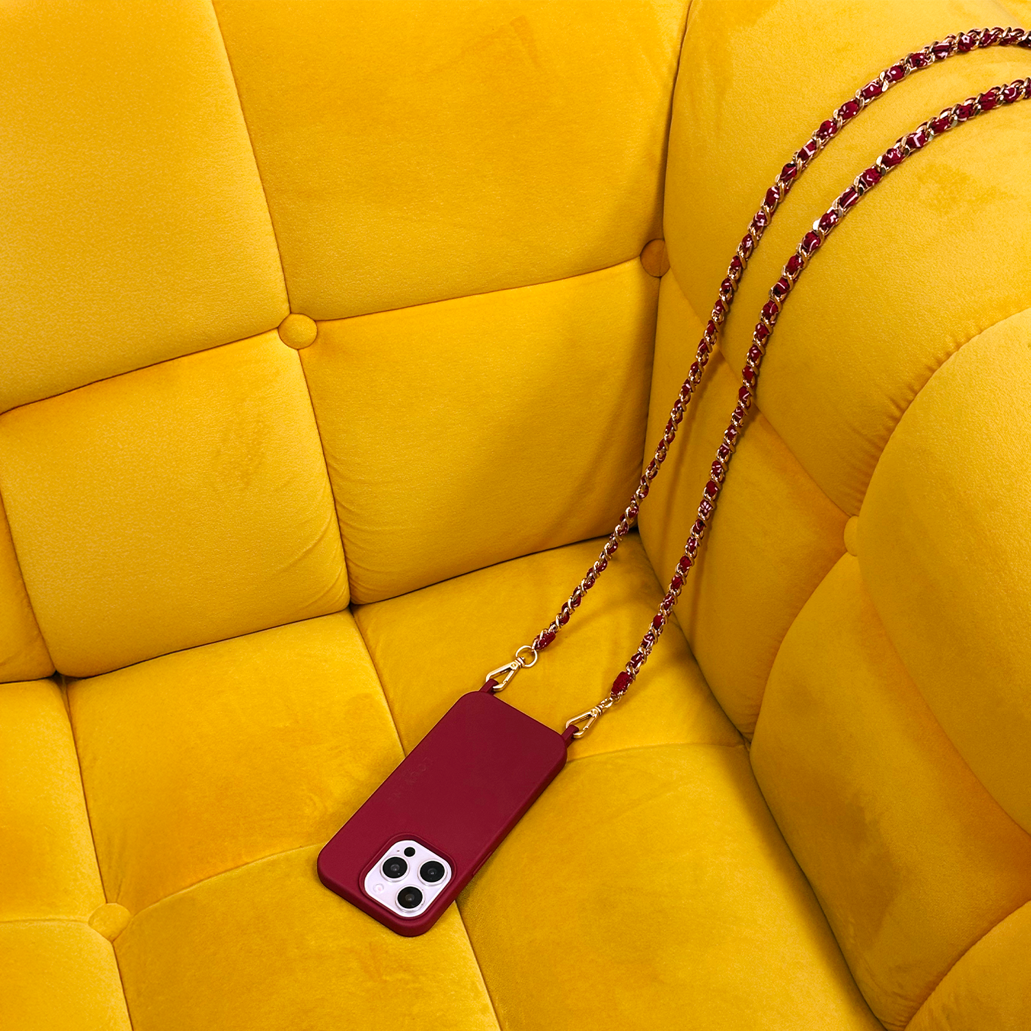 Chaîne pour téléphone dorée avec tissu bandana bordeaux  