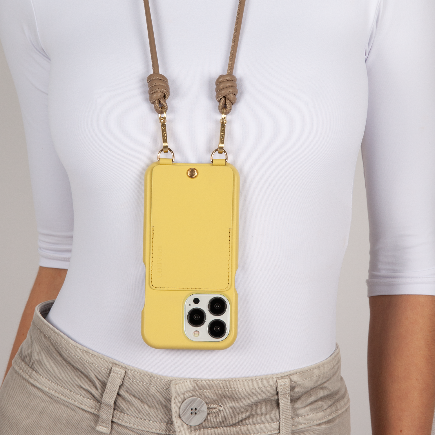 Coque iPhone cuir porte carte avec anneaux LOU Jaune et cordon en cuir camel