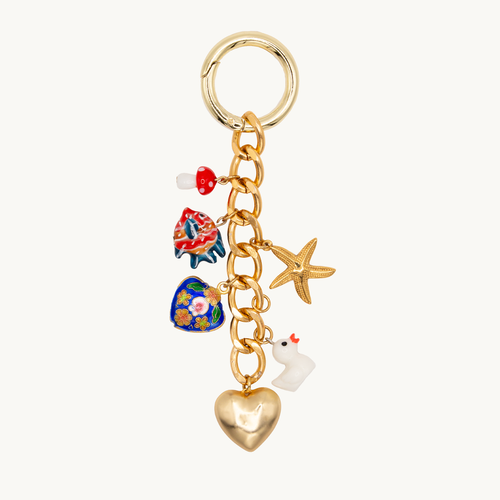 Grigri pour sac ou coque de téléphone avec une chaîne dorée orné de charms élégants