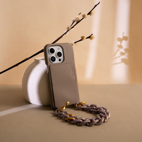 coque en cuir avec porte carte et aanneaux beige taupe et bracelet de téléphone gris doré