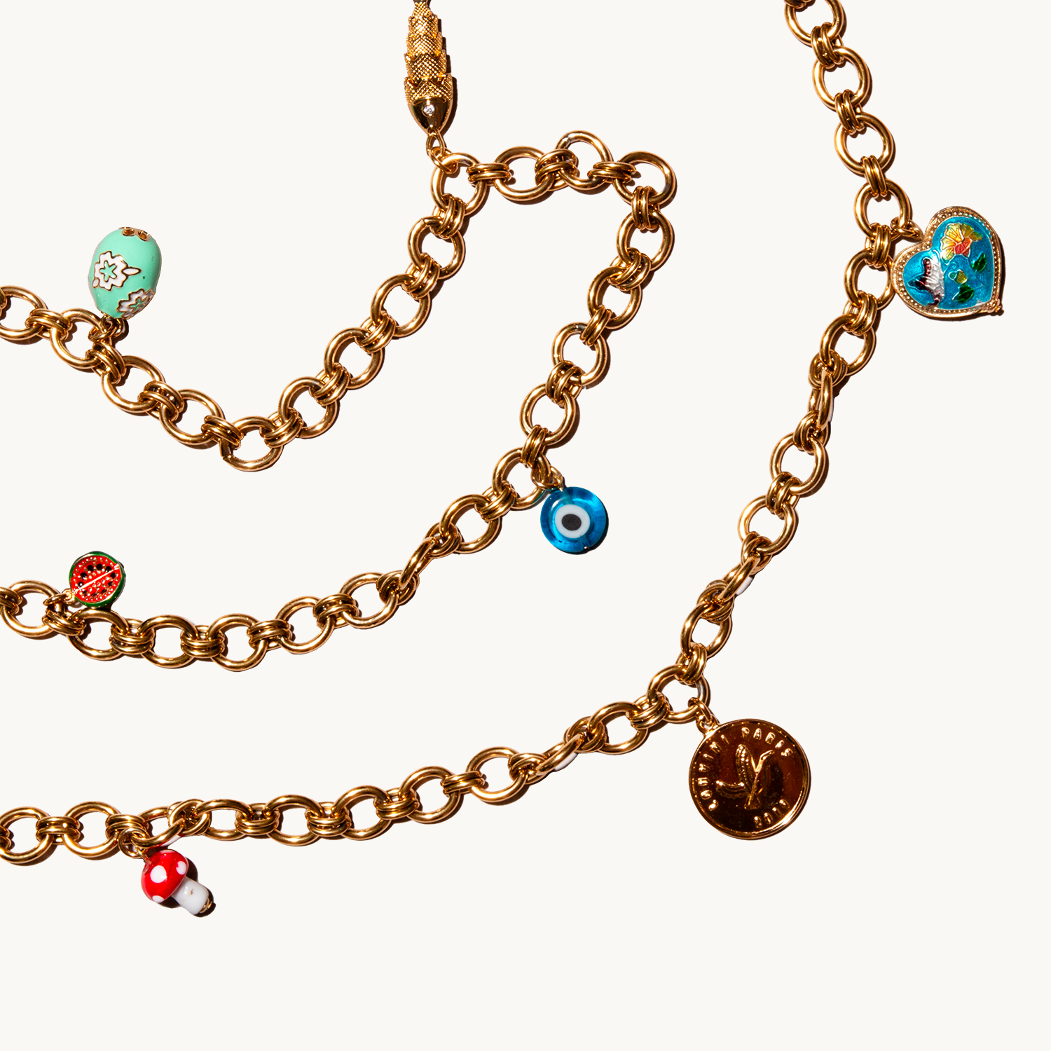 chaîne de téléphone en maillons dorés avec charms