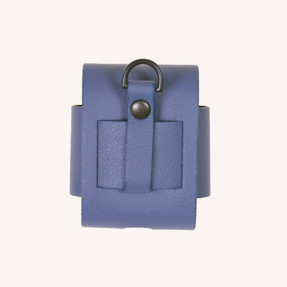 Étui AirPods bleu et noir design moderne et protection résistante