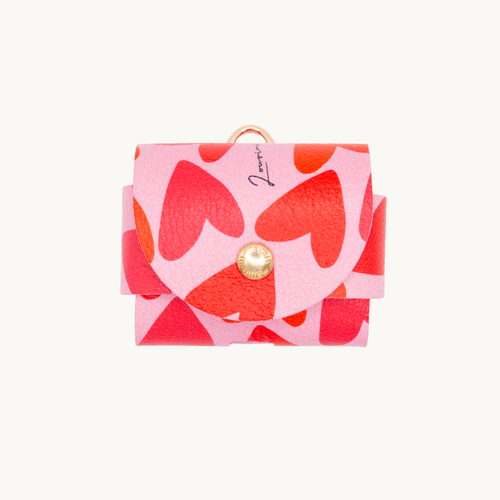 Étui AirPods motifs coeurs design moderne et protection résistante