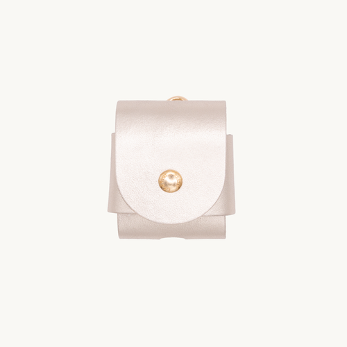 Étui AirPods doré design moderne et protection résistante