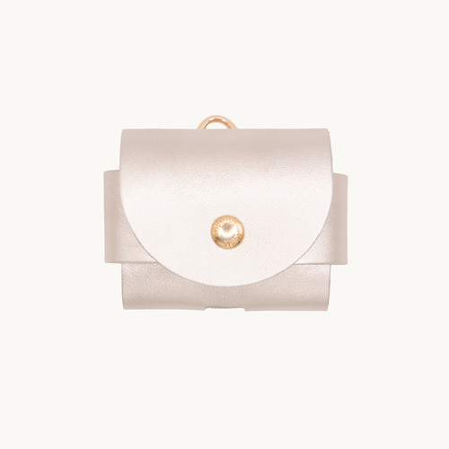 Étui AirPods doré design moderne et protection résistante